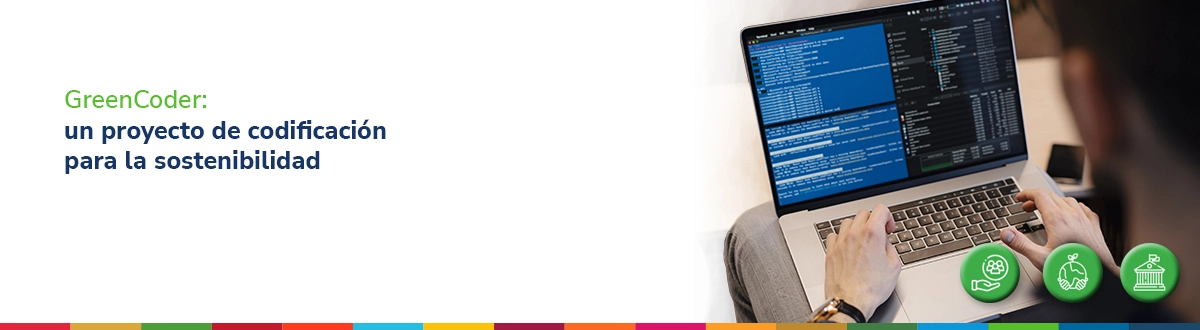 Programador de software programando em frente a um computador