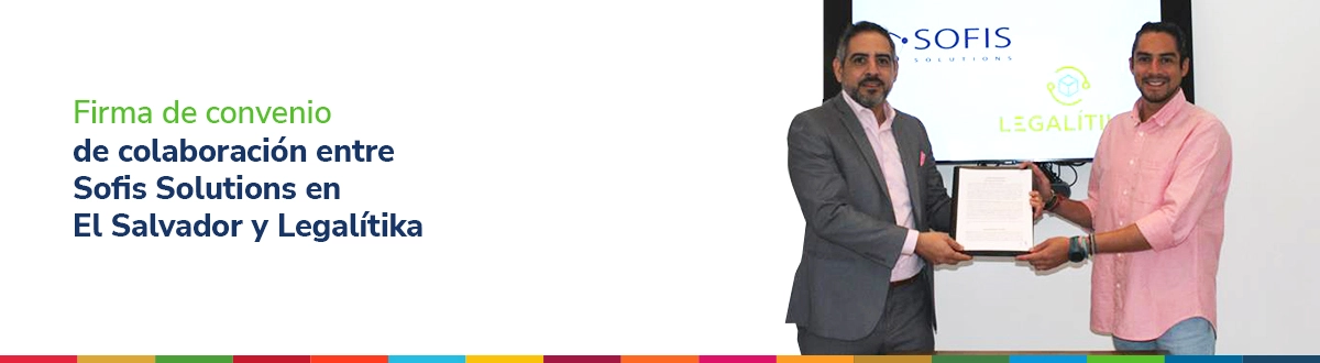 Personas mostrando un contrato de convenio.