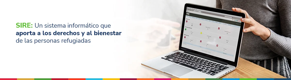 Pessoa a mostrar um ecrã de computador