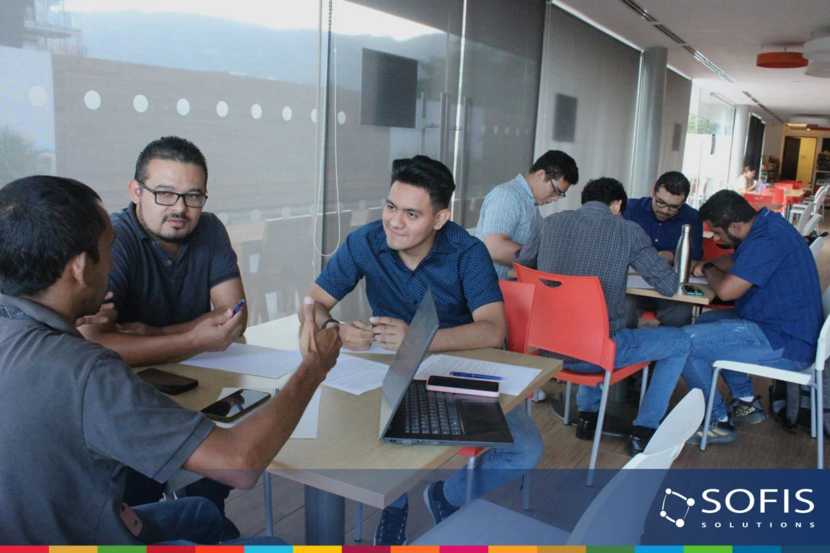 Equipos de trabajo generando ideas