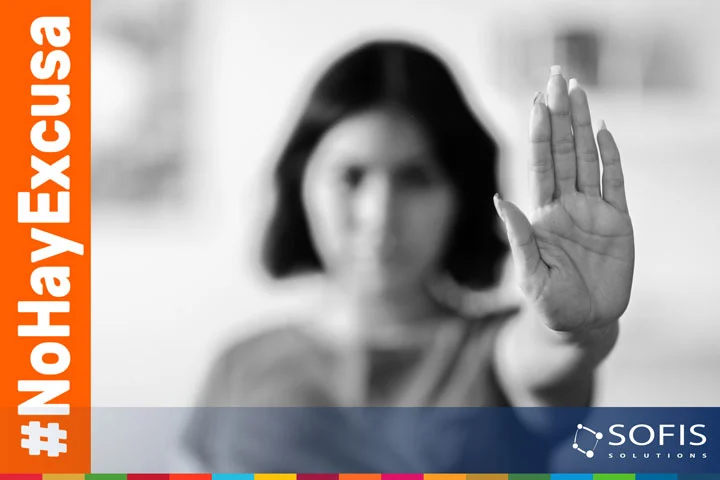 Mujer indicando un alto con la mano