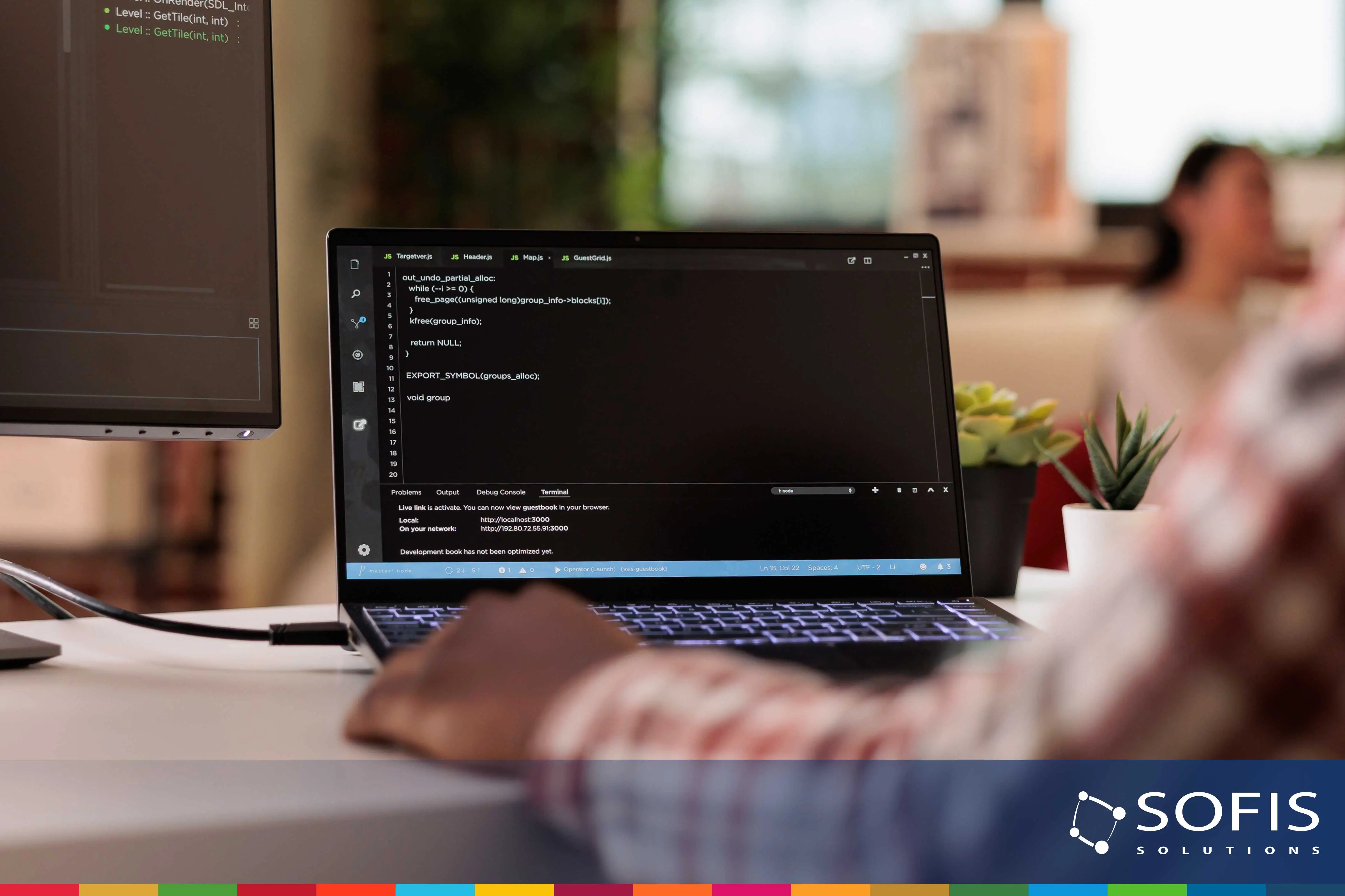 Programador de software programando em frente a um computador