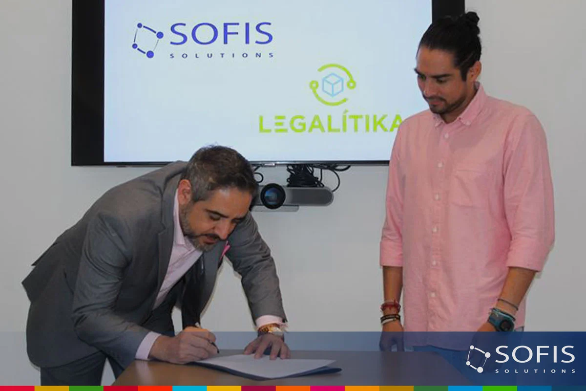 Personas firmando un contrato.