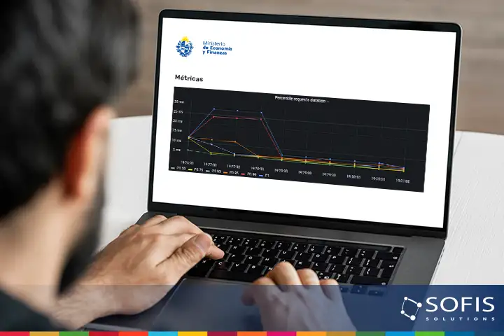 Homem em frente a um computador a observar as métricas do sistema MEF