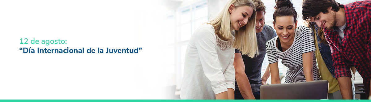 grupo de jóvenes frente a una computadora