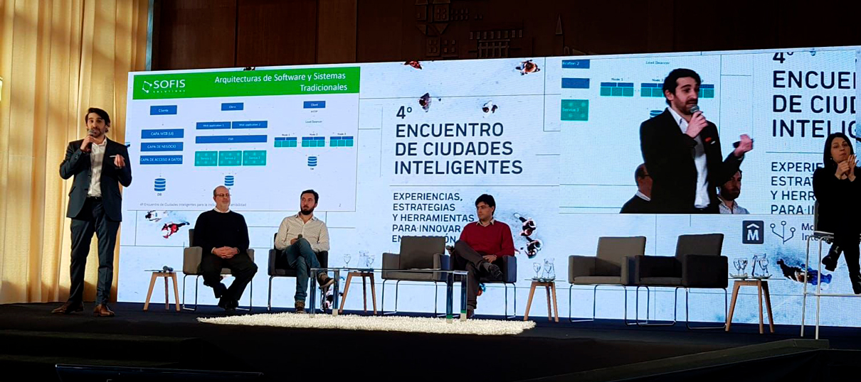 Ponente brindando charla