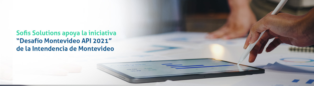 Manos de una persona revisando una tableta.