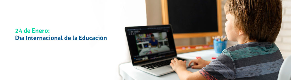 Niño recibiendo clase en una laptop