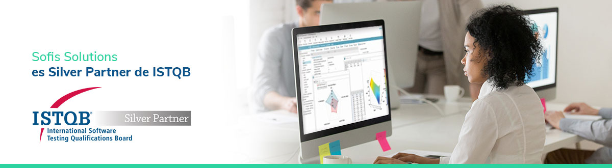 Mujer frente a una computadora