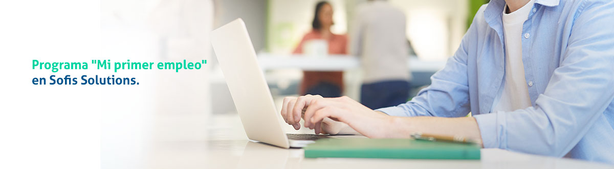 Joven trabajando en una laptop.