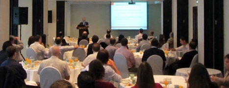 Homem a fazer uma apresentação