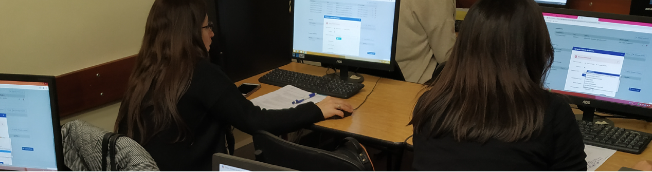 Personas recibiendo una capacitación