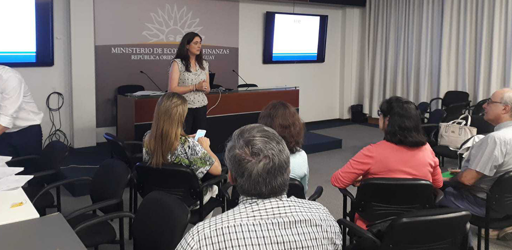 Persona dando capacitación del RUJE