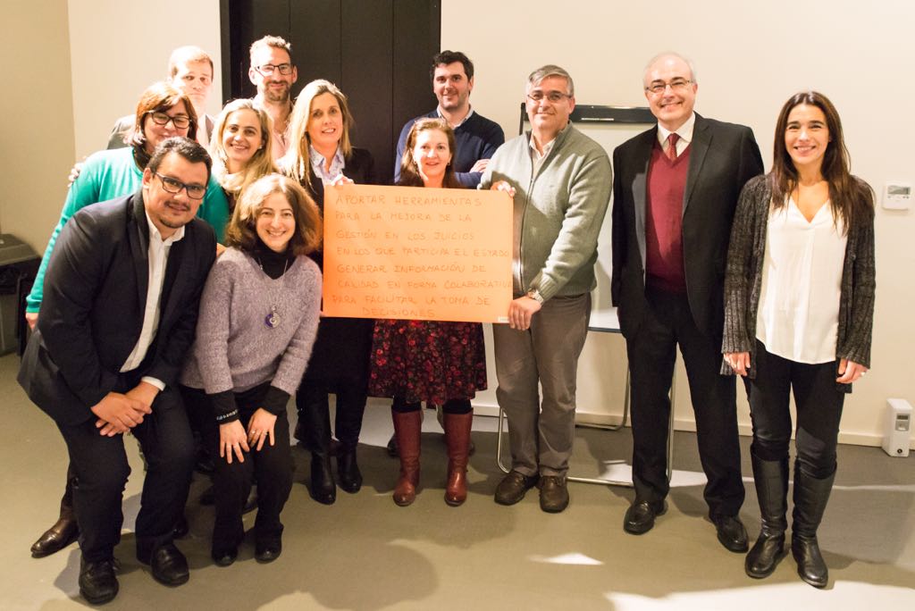 Equipo de trabajo reunido.