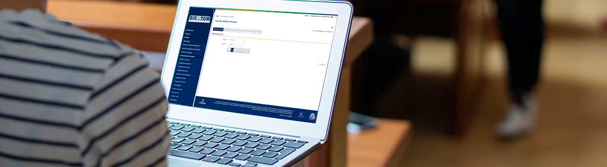 Pessoa a trabalhar em um computador