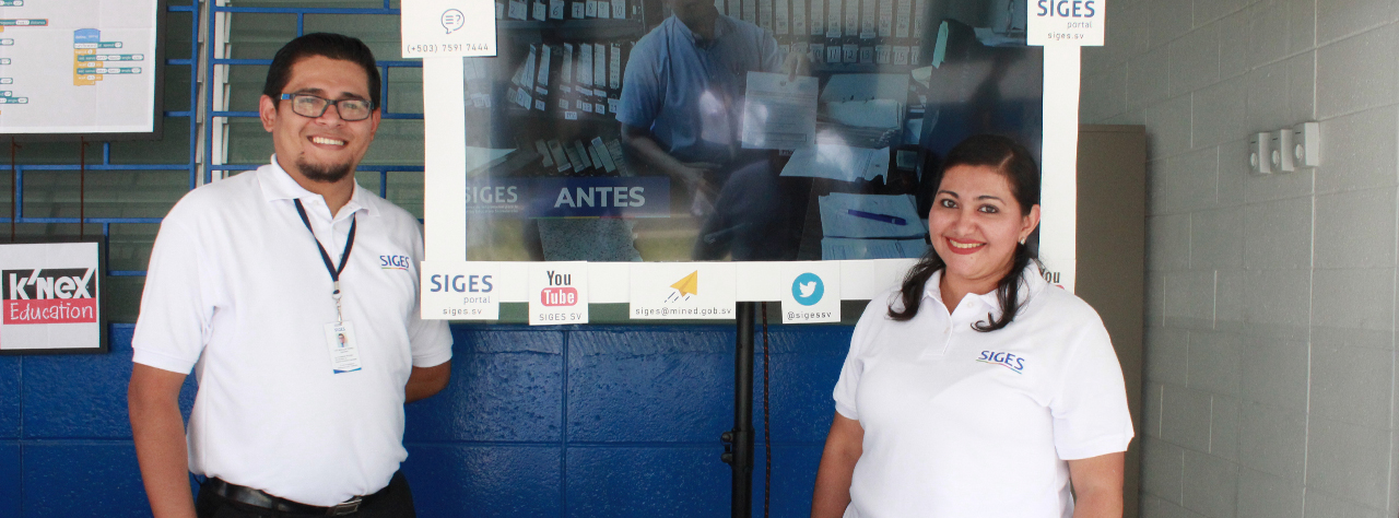 Personas presentando el SIGES