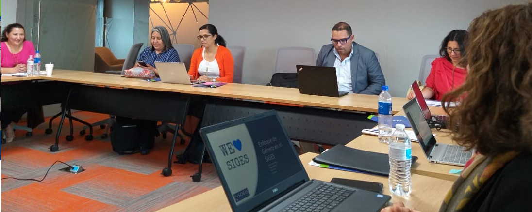 Autoridades do MINED e do FOMILENIO a entregar o prémio.