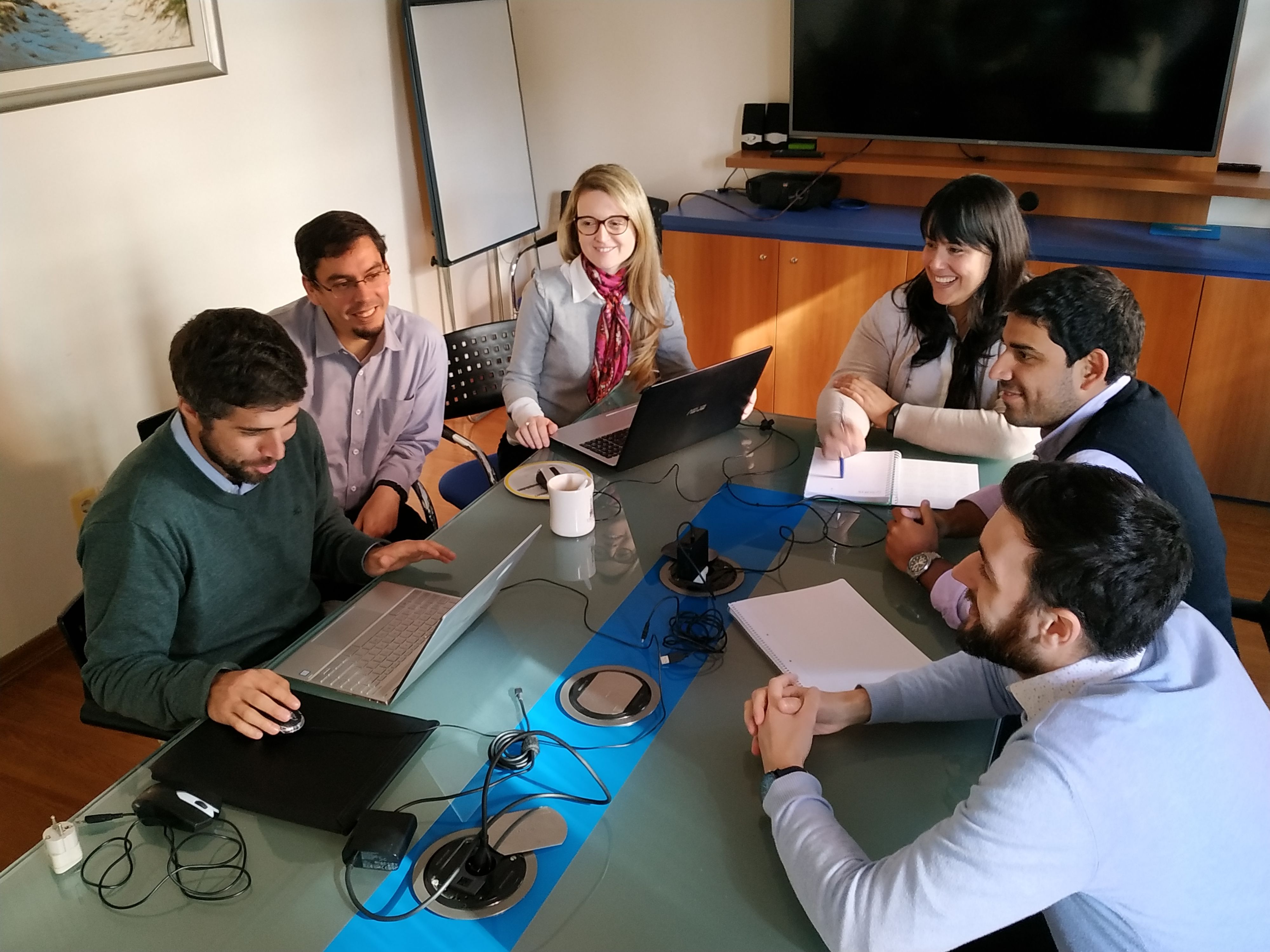 Grupo de pessoas numa reunião de trabalho
