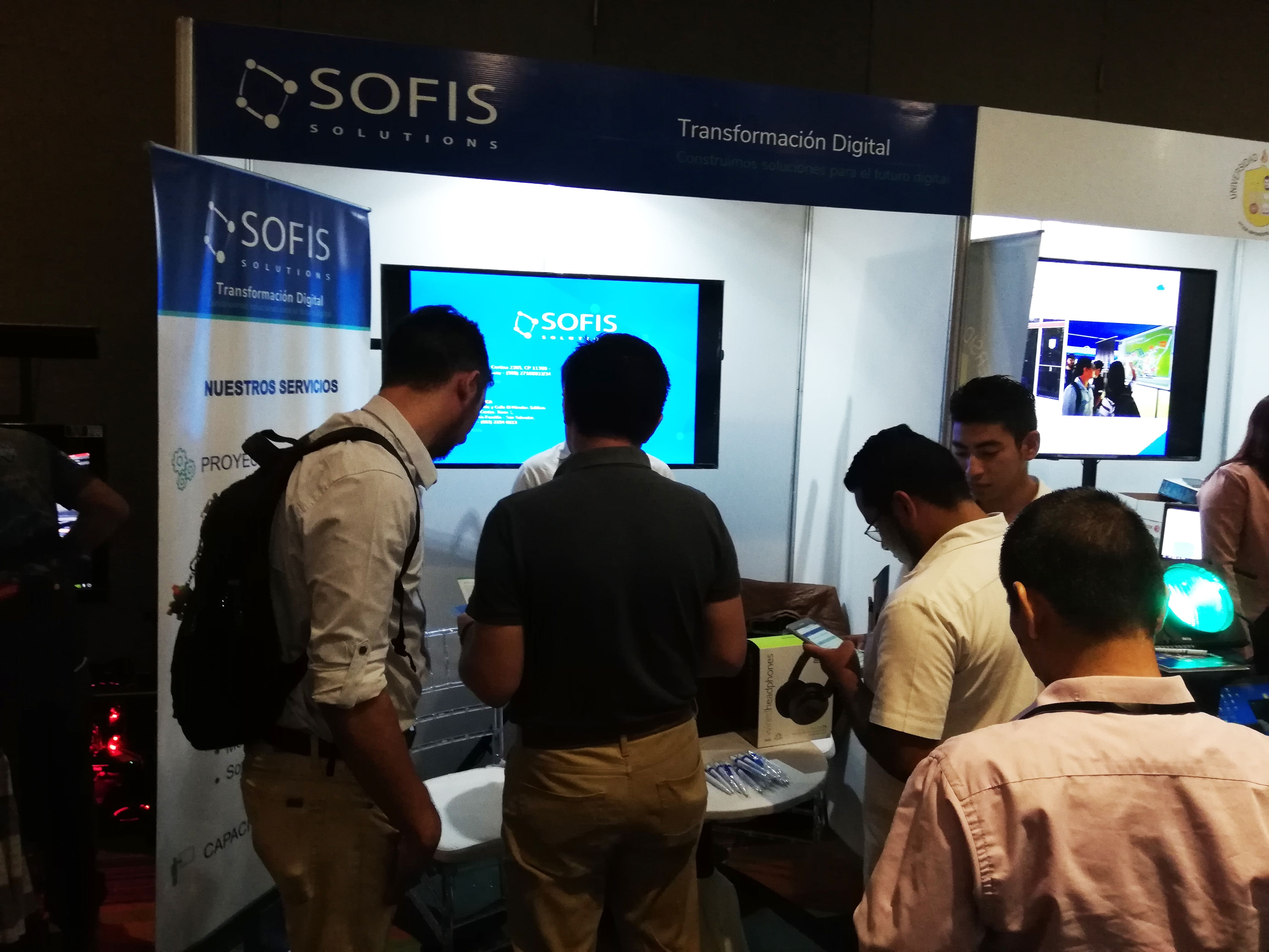 Pessoas a participar numa feira de tecnologia.