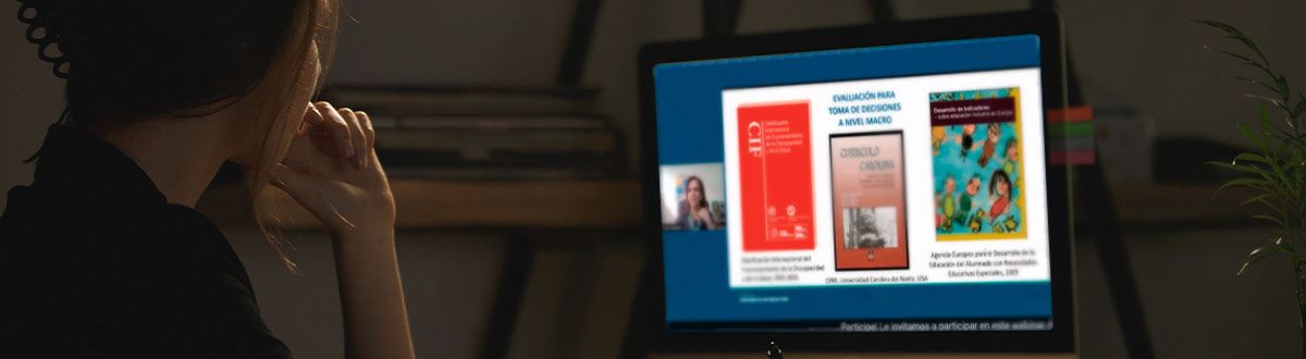 Mujer viendo en una computadora un webinar.