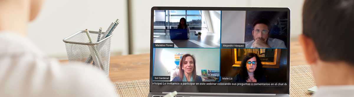 Hombres viendo un webinar en una computadora