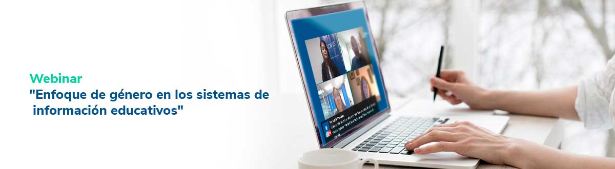 Persona viendo un webinar en una laptop