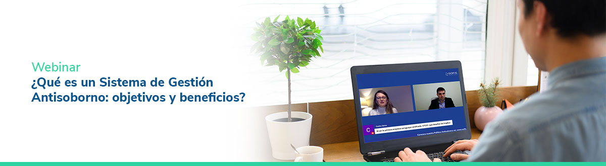 Hombre frente a una computadora viendo un webinar