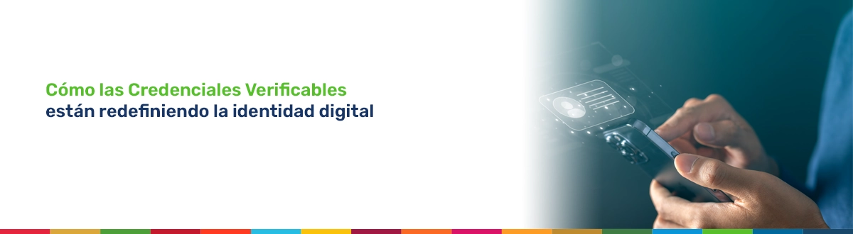 Persona dando clic a la pantalla de un móvil