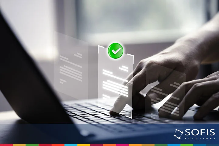 Manos de persona escribiendo frente a una computadora