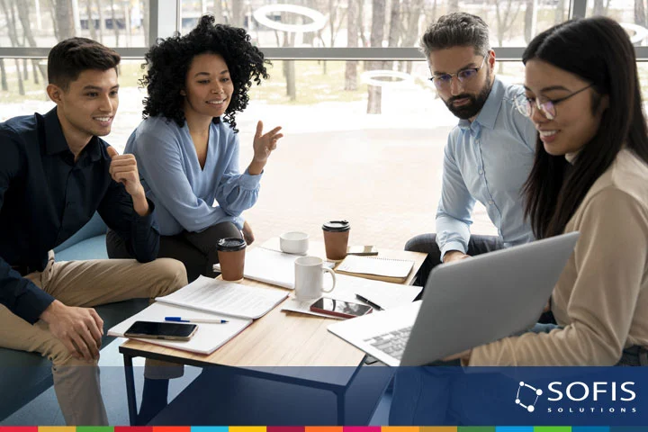 Personas viendo la pantalla de una computadora