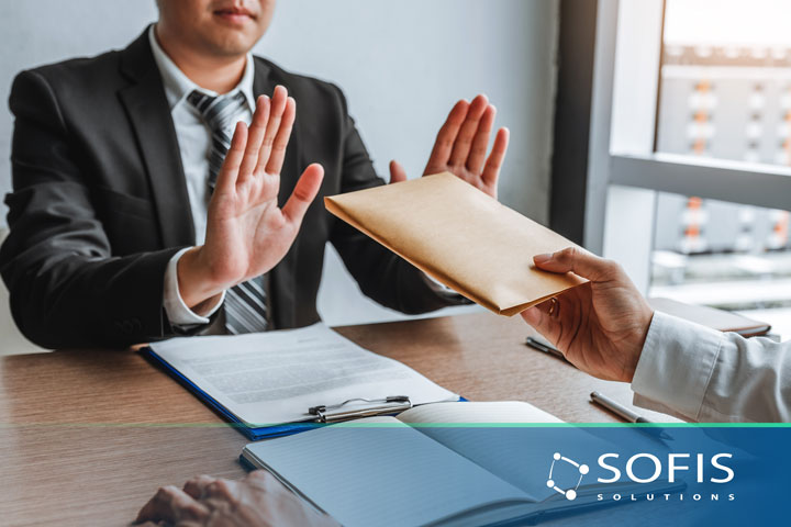 Persona negándose a recibir un sobre.