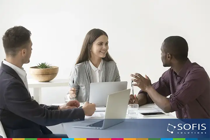 Tres personas en una reunión