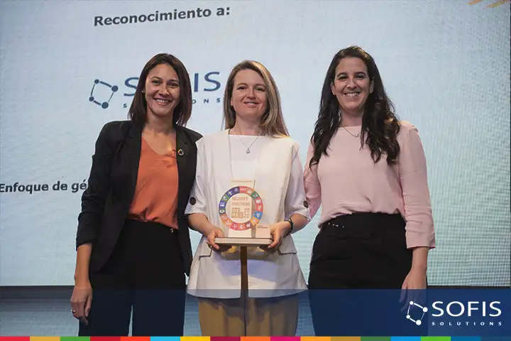 Persona recibe reconocimiento