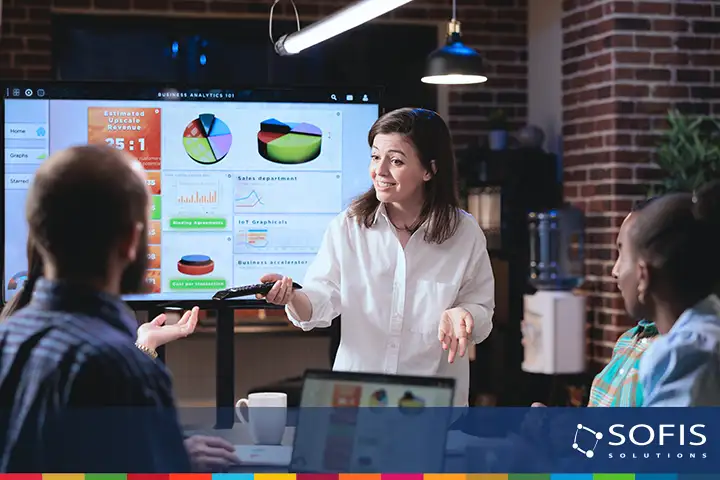 Mujer explicando frente a sus compañeros