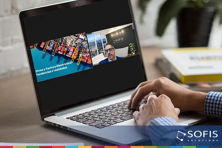 Persona frente a una computadora