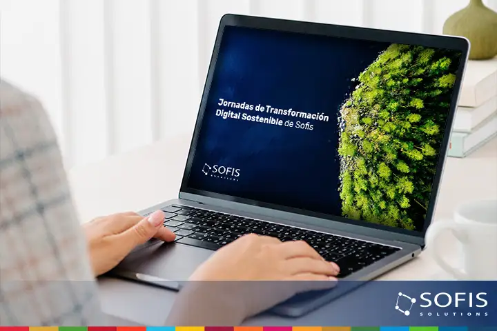 Pessoa em frente a um ecrã de computador