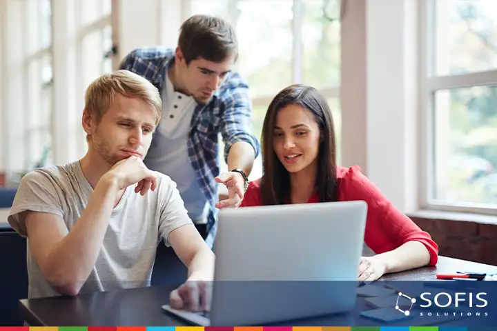 Pessoas em frente a um computador