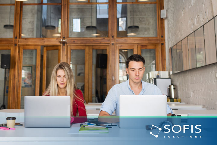 Jóvenes trabajando en computadoras