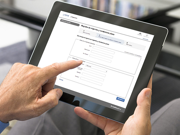 Pessoa a ver um tablet