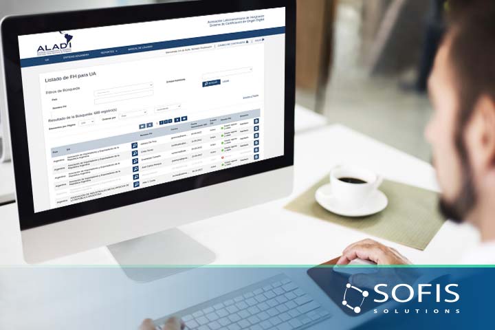 Hombre frente a una computadora