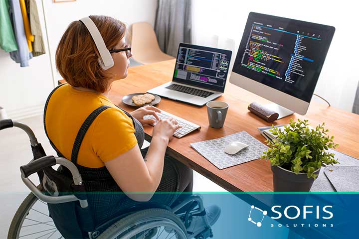 Pessoa em cadeira de rodas a trabalhar num computador