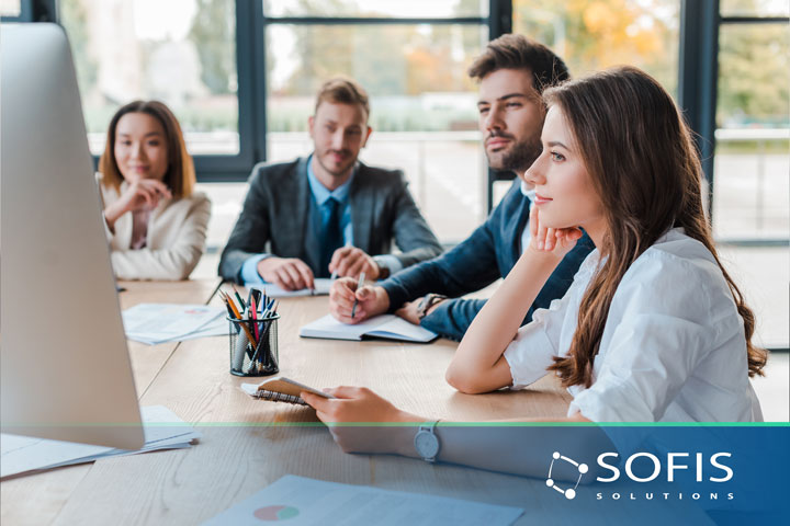 Personas frente a una computadora