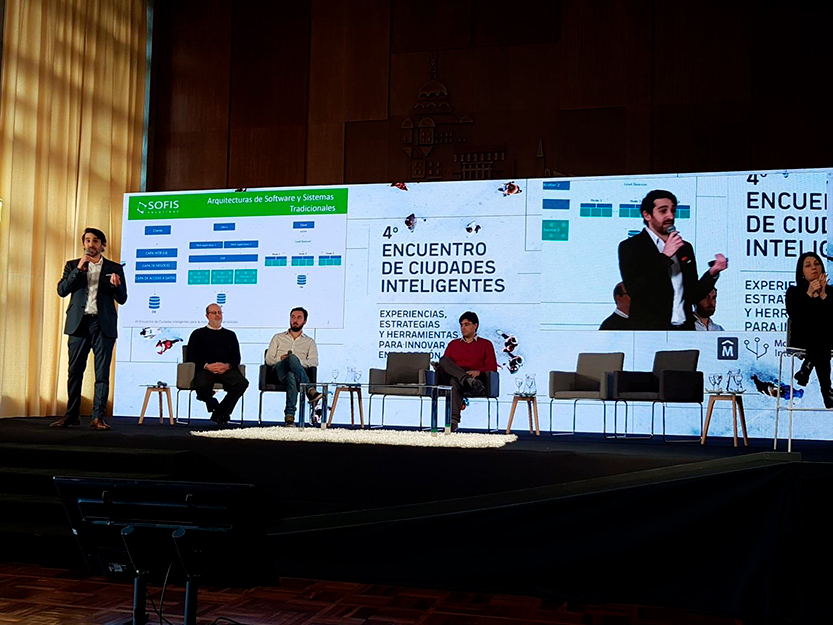 Ponente brindando charla