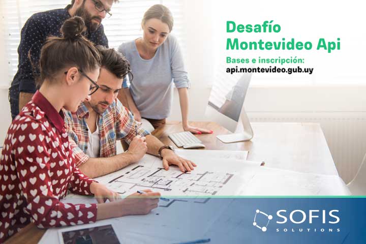 Personas revisando un documento.