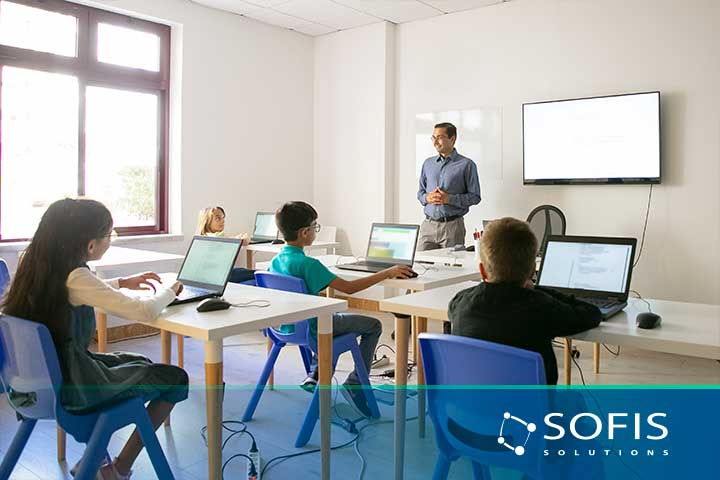 Maestro dando clases a niños