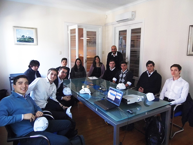 Jovens reunidos num escritório