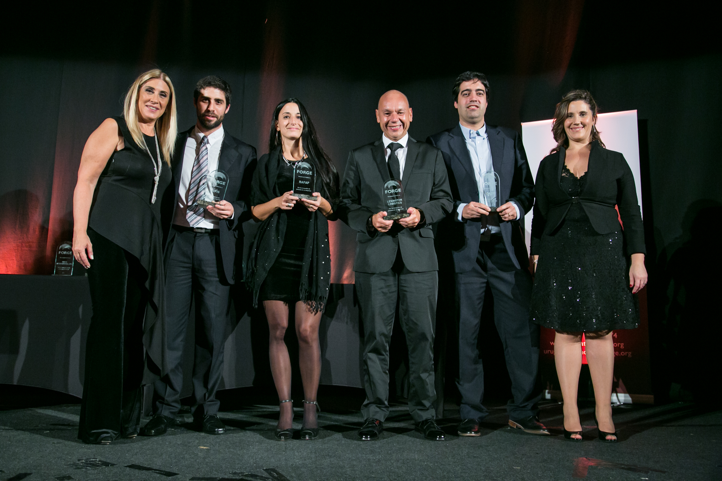 Personas recibiendo premio de Fundación Forge