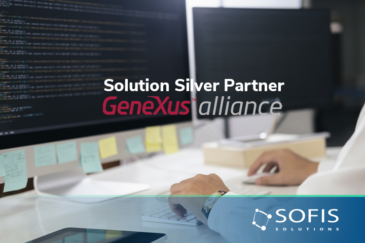 Persona programando en una computadora.