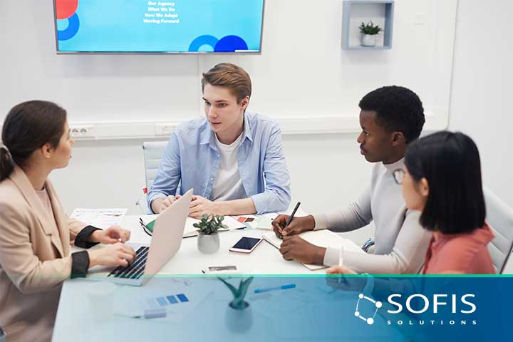 Jóvenes en una reunión