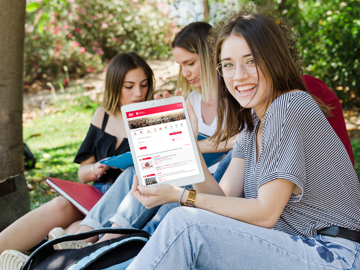 Jovem a mostrar um tablet